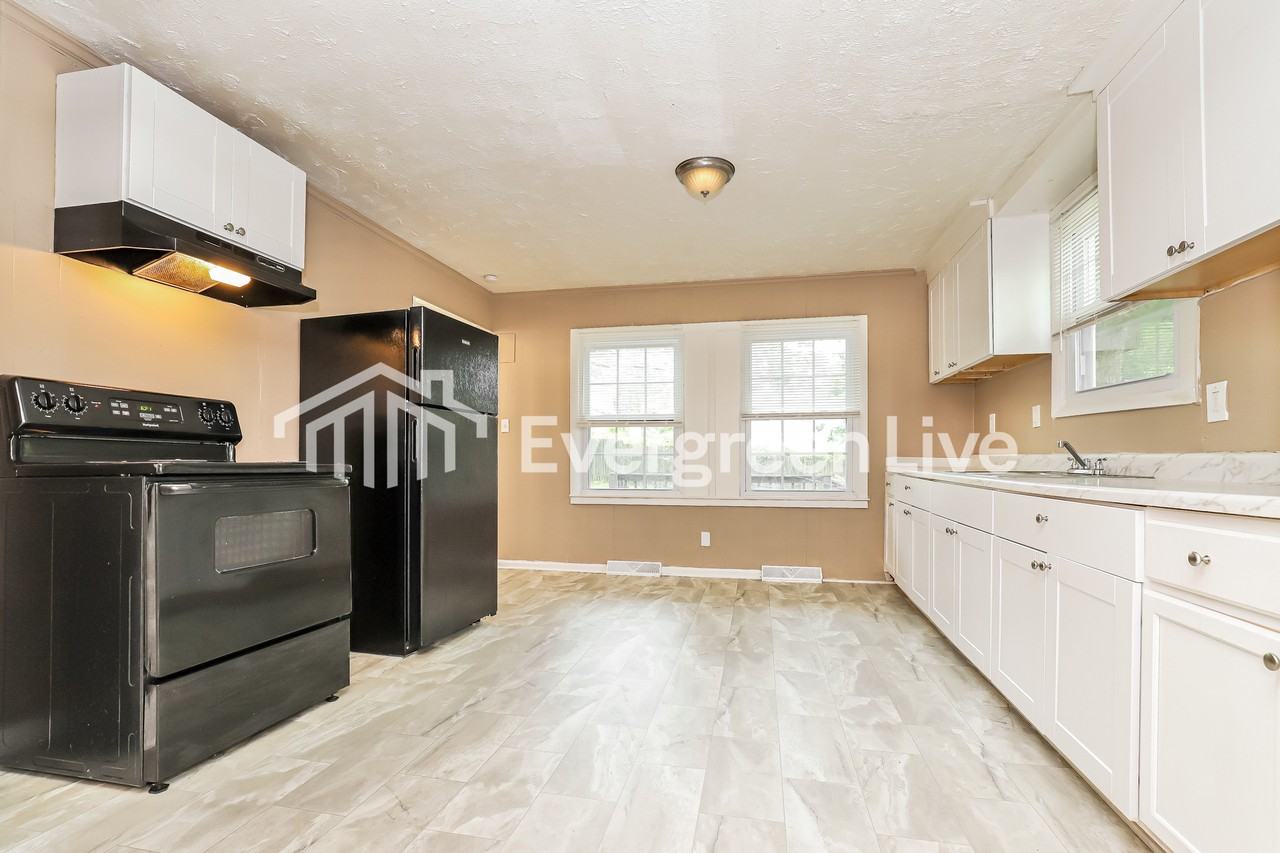 1900 Marion St - Photo 5 of 15