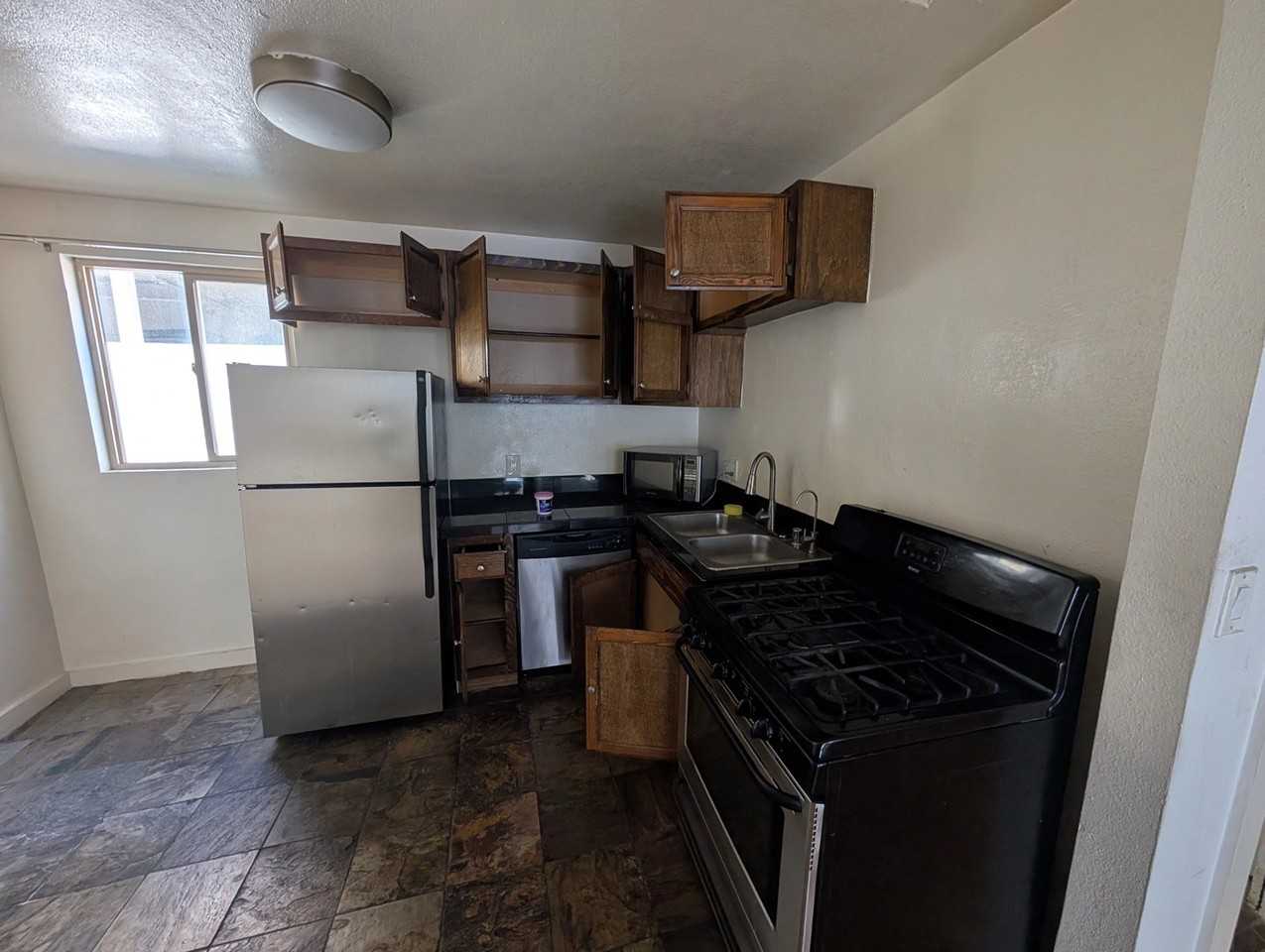 1915 Grace Ave - Photo 5 of 44
