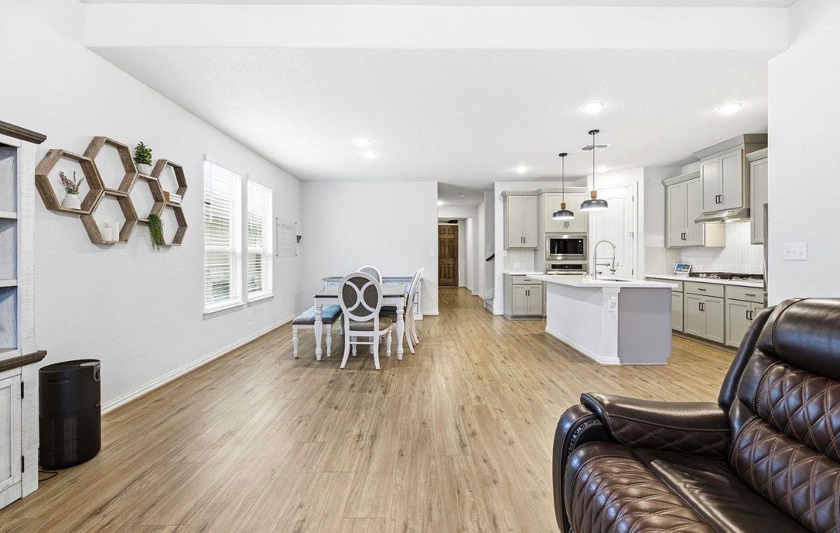 2071 Chelsea Grv - Photo 3 of 10