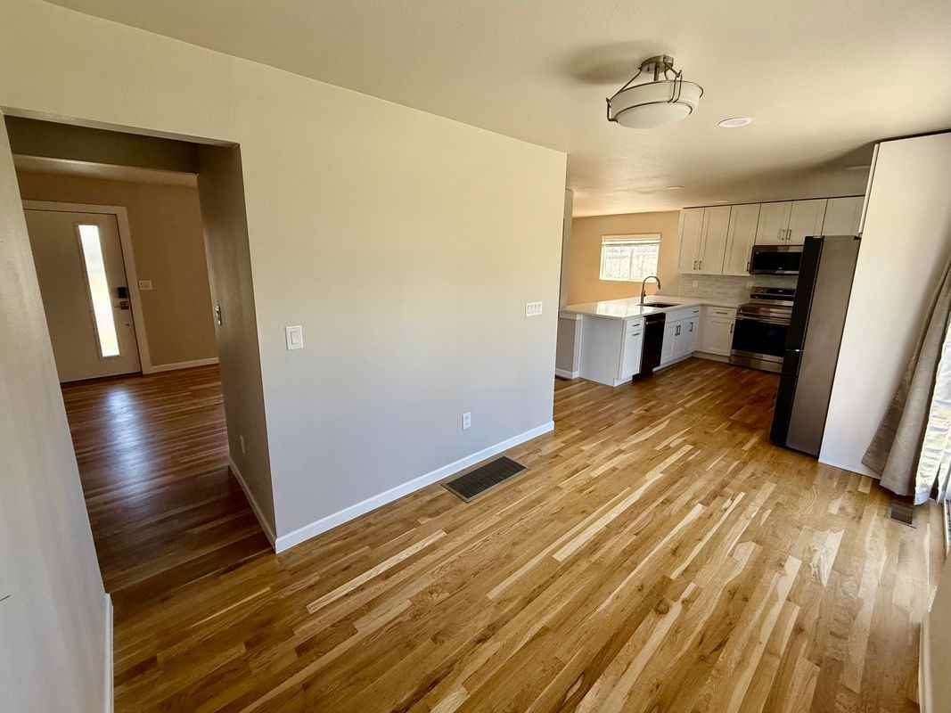 1205 S Grape St - Photo 4 of 9