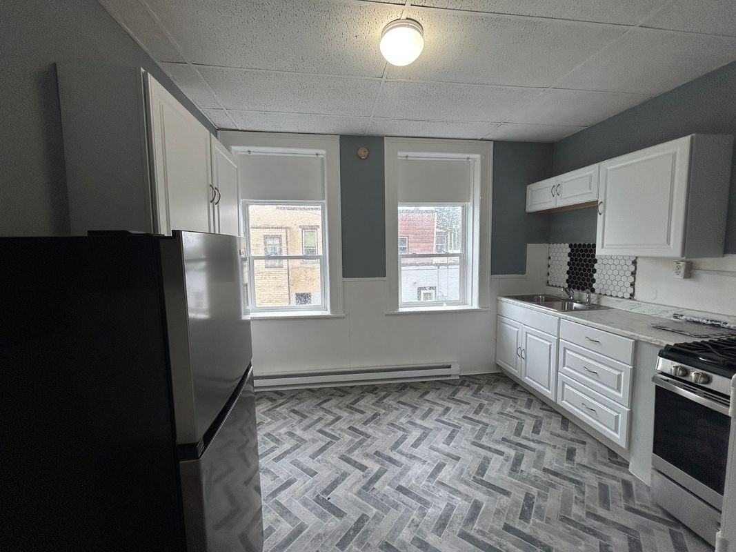 663 2nd Ave Apt 2s - Photo 4 of 6