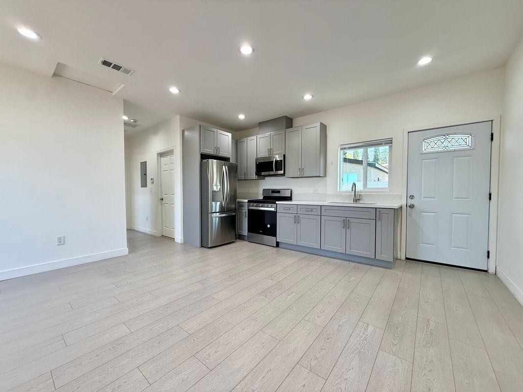 10723 Rhodesia Ave - Photo 3 of 16