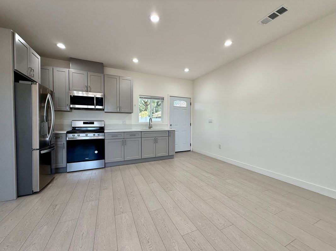 10723 Rhodesia Ave - Photo 4 of 16