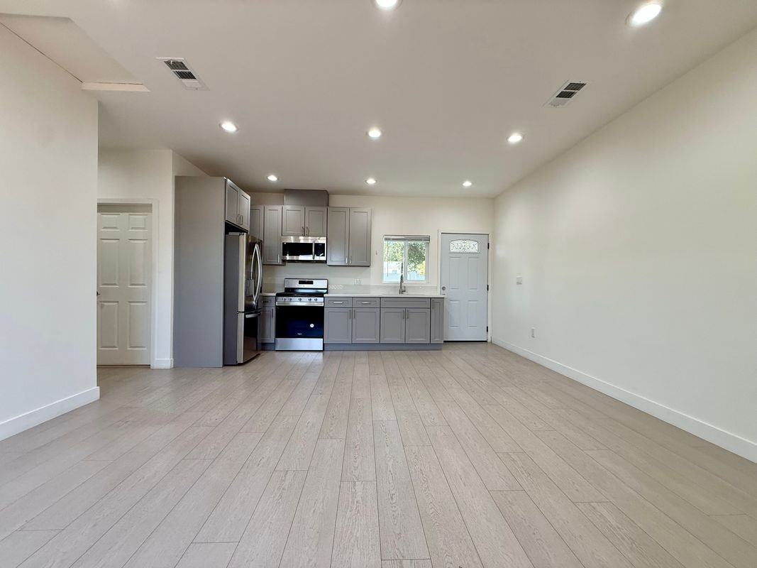 10723 Rhodesia Ave - Photo 5 of 16