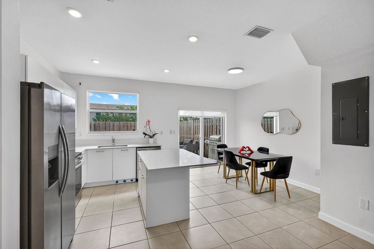 12221 Nw 24th Pl - Photo 4 of 48