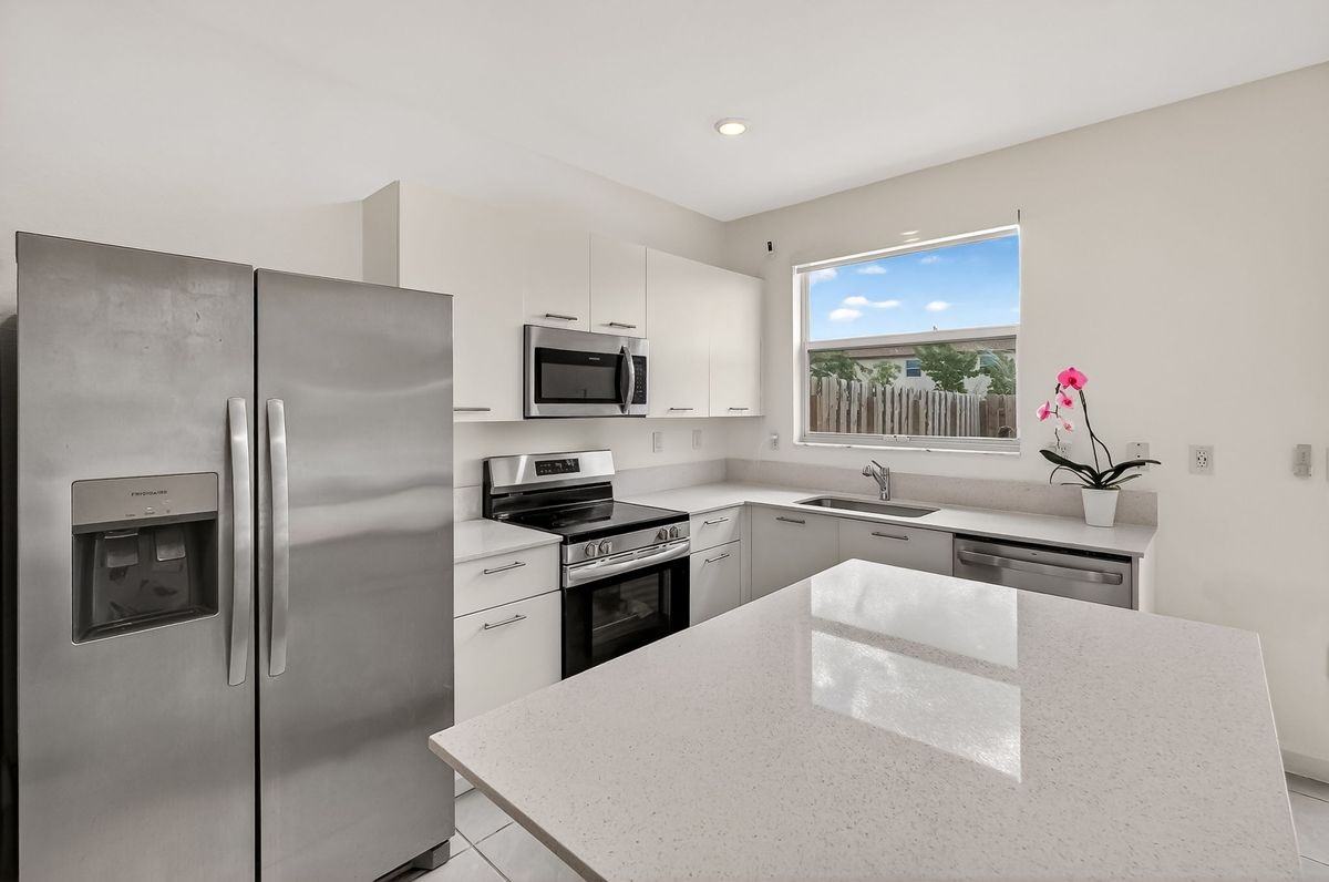 12221 Nw 24th Pl - Photo 5 of 48