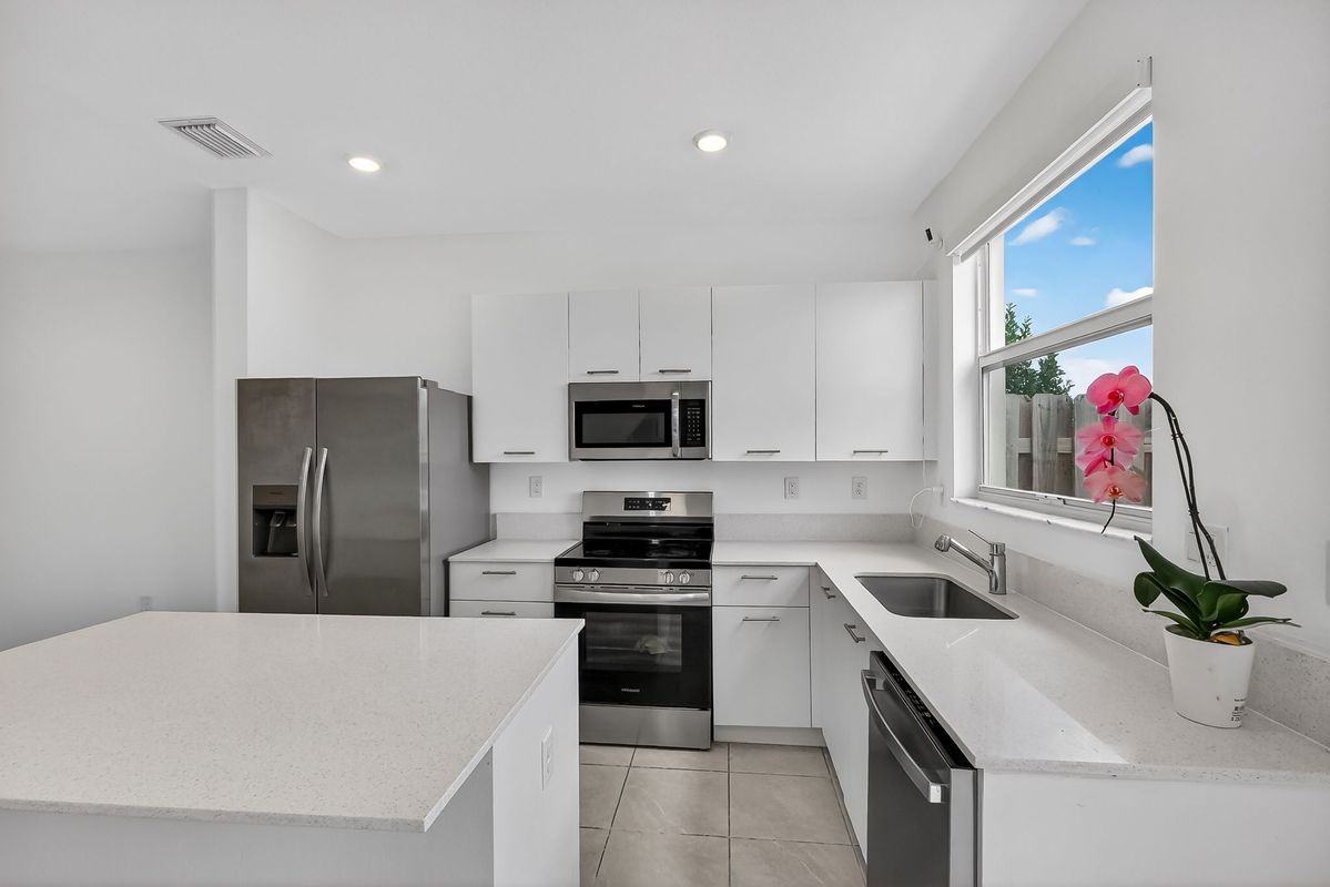 12221 Nw 24th Pl - Photo 7 of 48