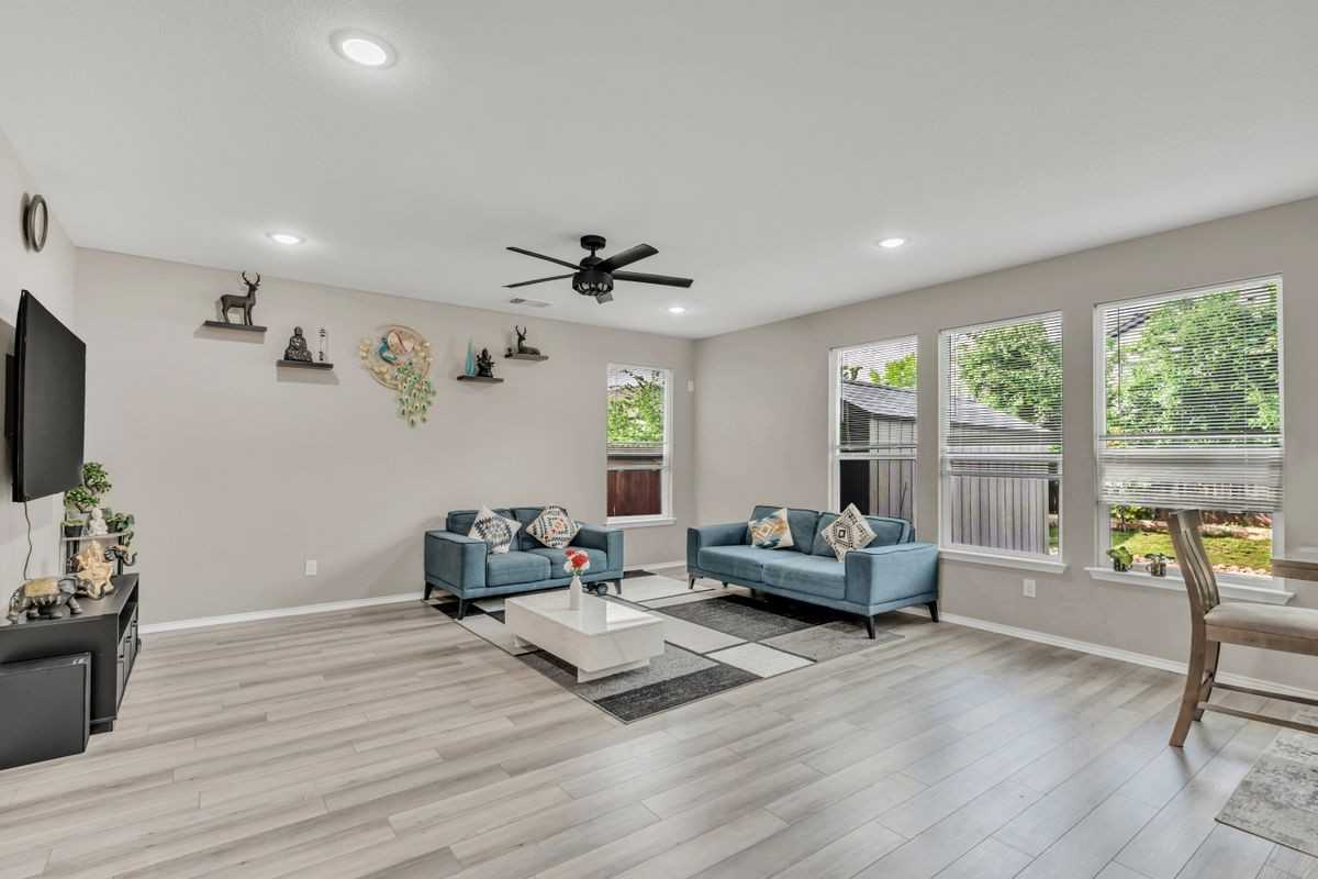 520 Ayinger Ln - Photo 3 of 31