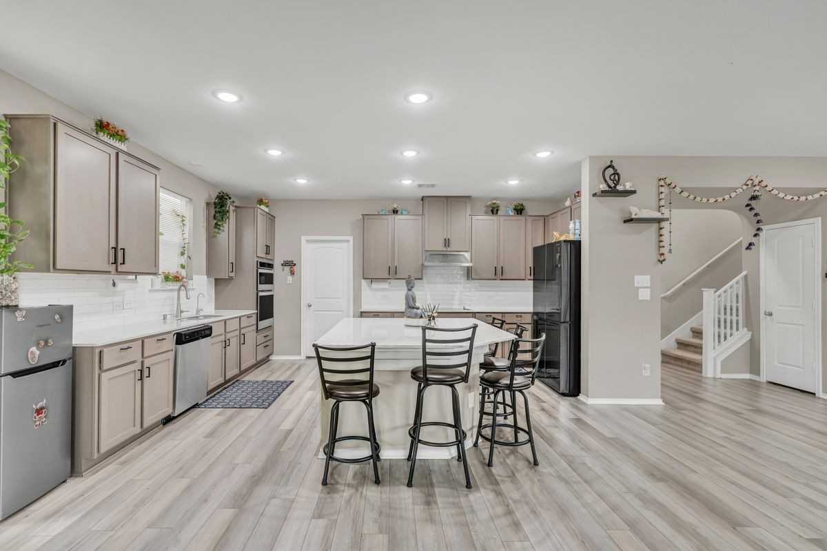 520 Ayinger Ln - Photo 7 of 31