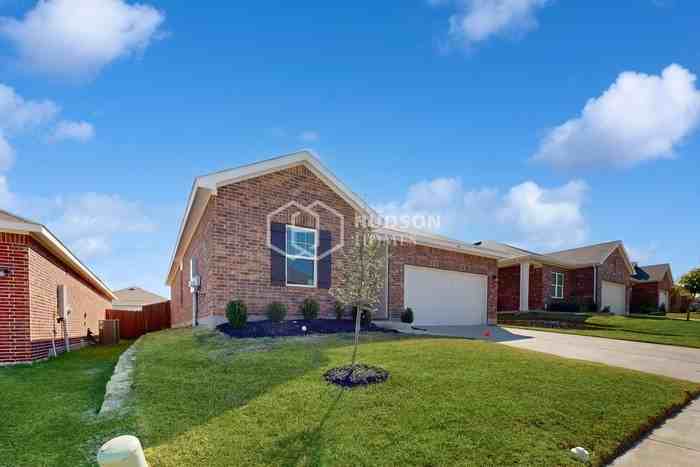 744 Devonshire Dr - Photo 3 of 37