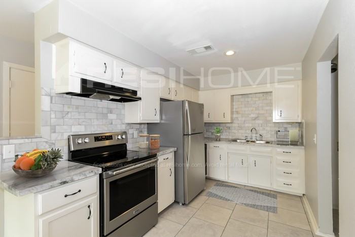 1021 Baldwin St - Photo 3 of 18