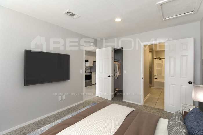 1021 Baldwin St - Photo 7 of 18