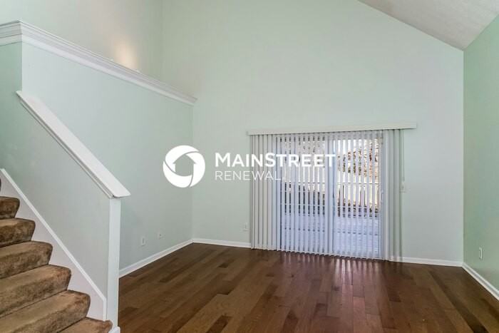 10717 Bayport Rd - Photo 3 of 17