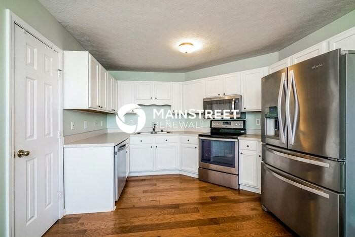 10717 Bayport Rd - Photo 5 of 17