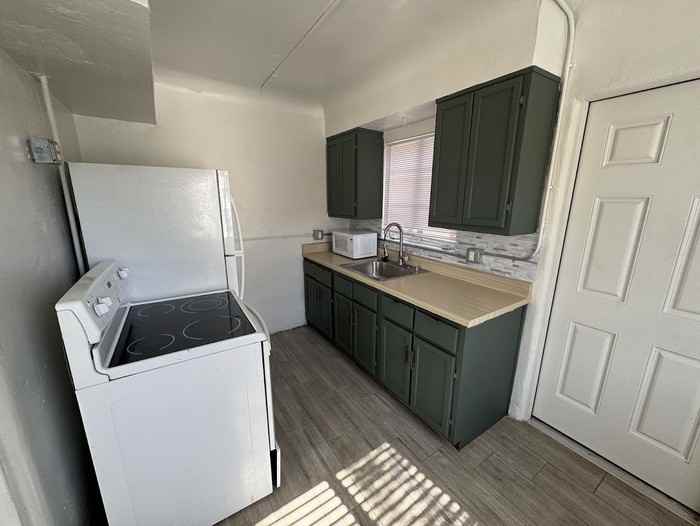 1315 W Clarendon Ave #3 - Photo 5 of 17