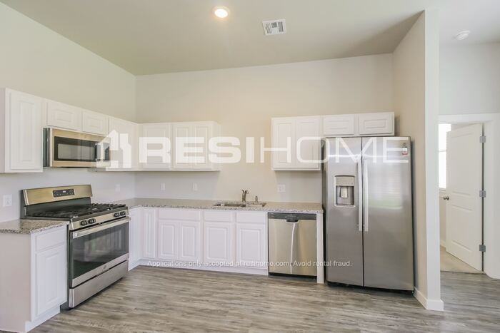 8042 Brighton Ave - Photo 3 of 24