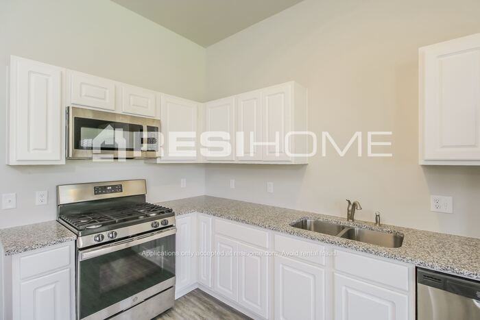 8042 Brighton Ave - Photo 4 of 24
