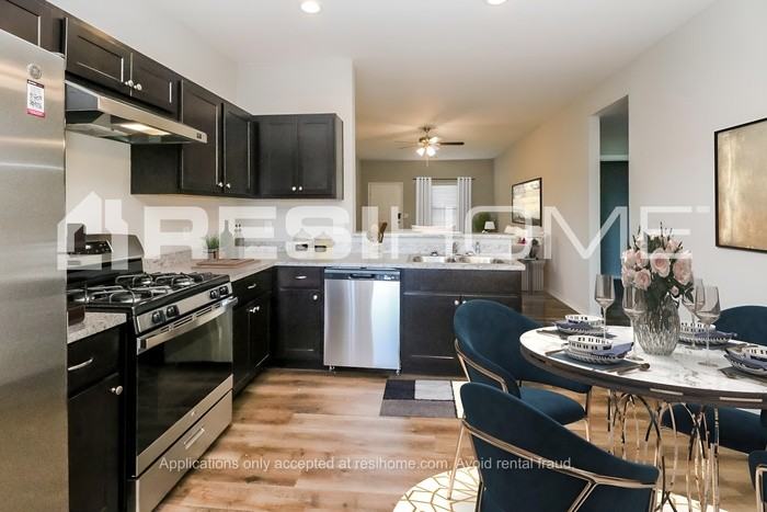 916 Klare Ln - Photo 2 of 15