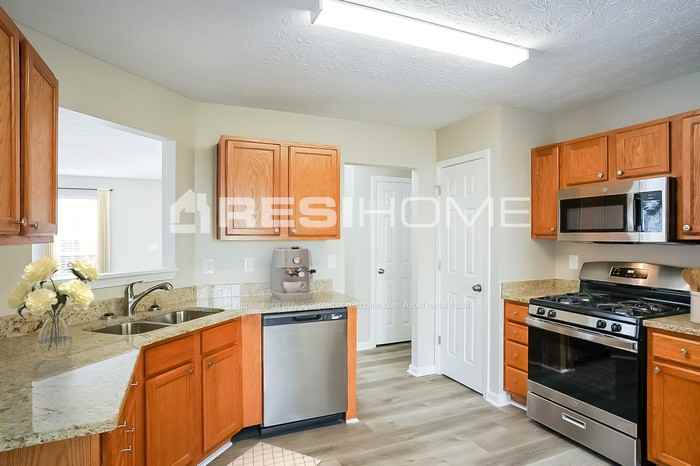 8761 Valley Lakes Ct - Photo 3 of 21