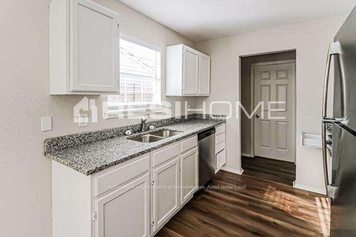 3037 Pinecrest St - Photo 3 of 19