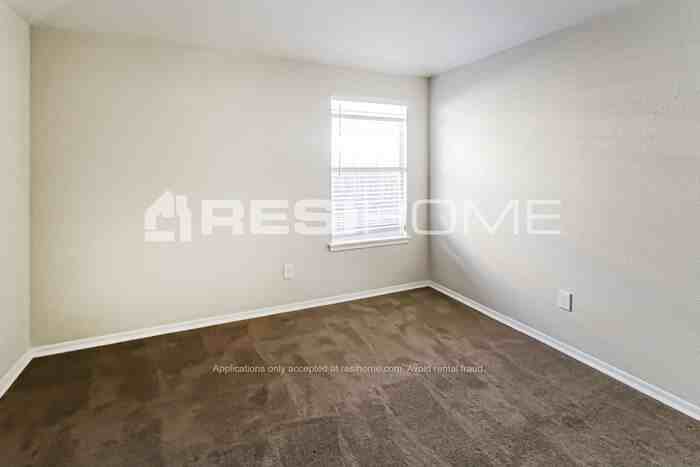 3037 Pinecrest St - Photo 7 of 19