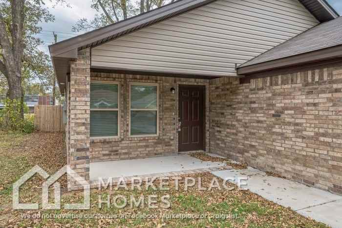 2102 Moss St - Photo 4 of 30
