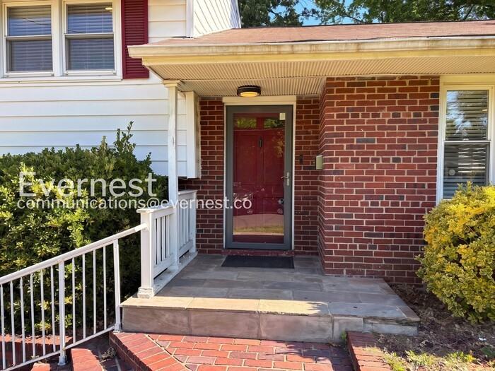 7110 Cindy Ln - Photo 3 of 30