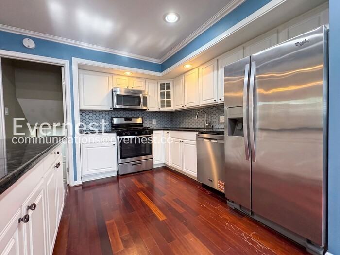 7110 Cindy Ln - Photo 4 of 30