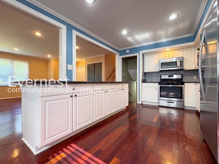 7110 Cindy Ln - Photo 5 of 30