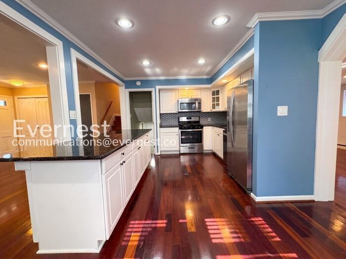 7110 Cindy Ln - Photo 6 of 30