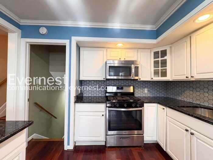 7110 Cindy Ln - Photo 7 of 30