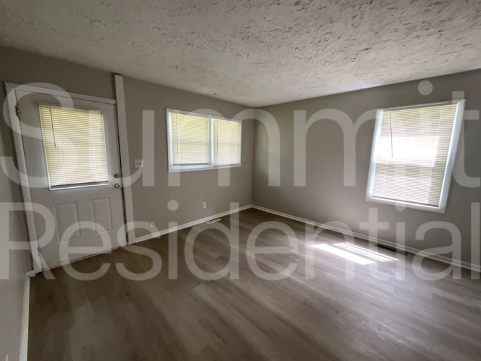 5601 E 39th Ter - Photo 3 of 14