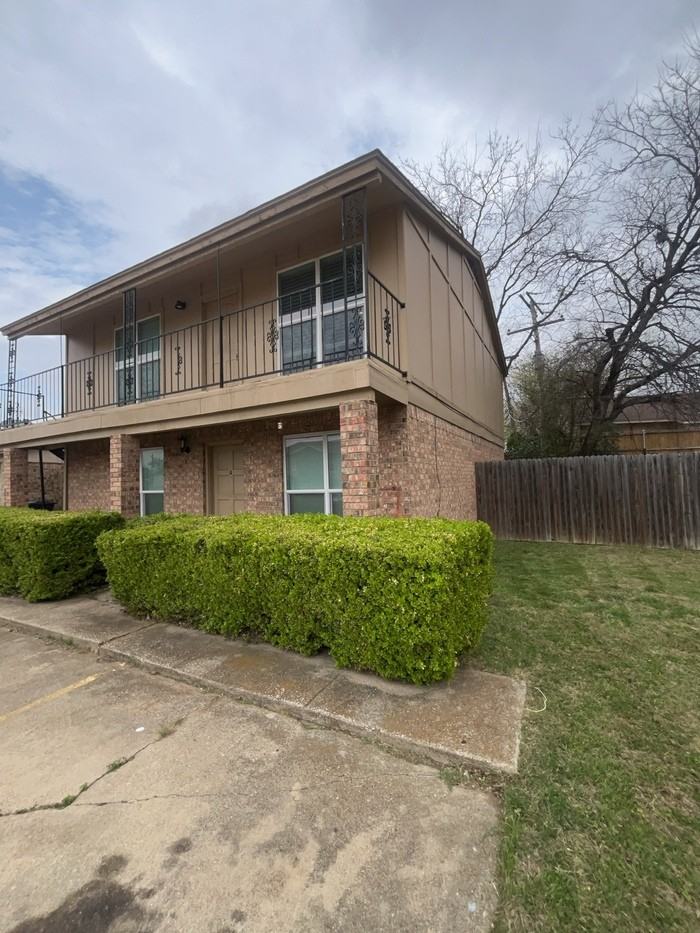 1104 Southmoor Dr #B - Photo 2 of 10