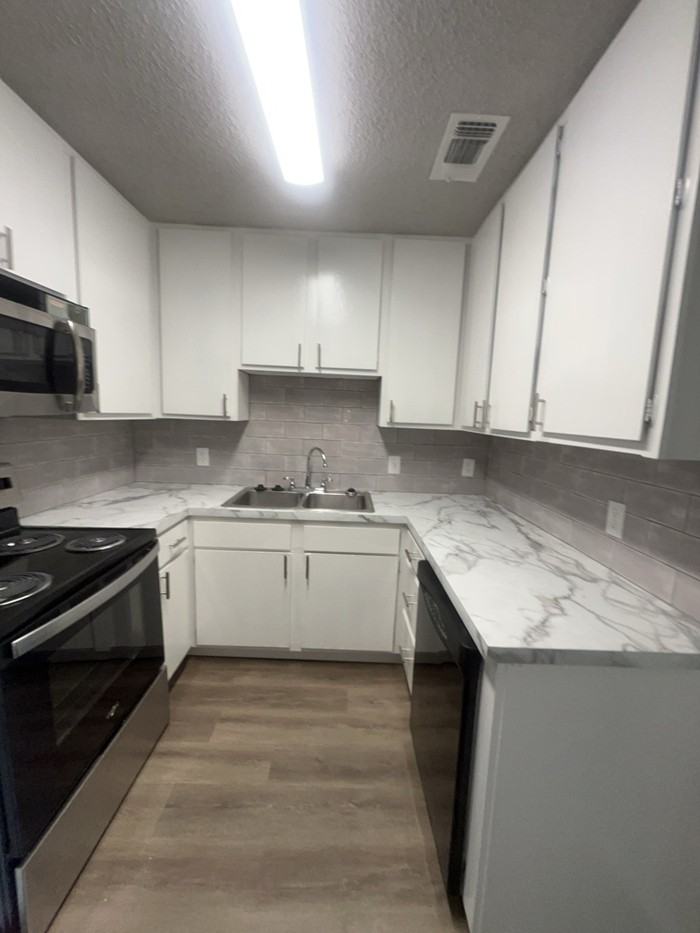 1104 Southmoor Dr #B - Photo 3 of 10
