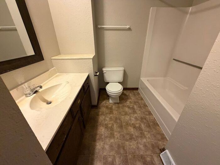 256 Nw Woods Chapel Rd - Photo 7 of 24