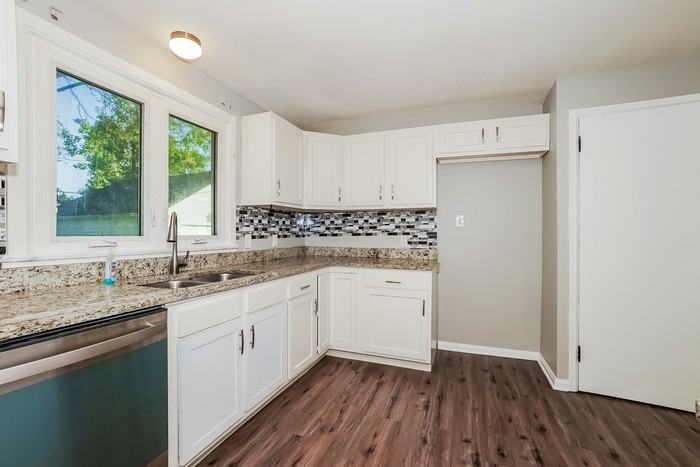2327 S Jefferson Blvd - Photo 4 of 11