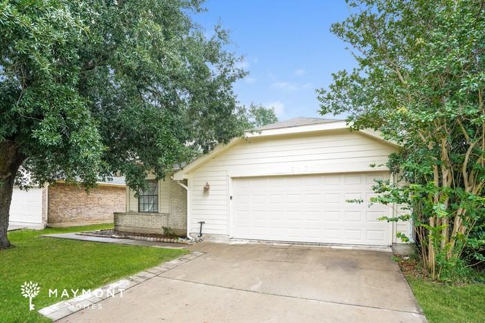 3131 Ashford Bend Dr - Photo 2 of 3