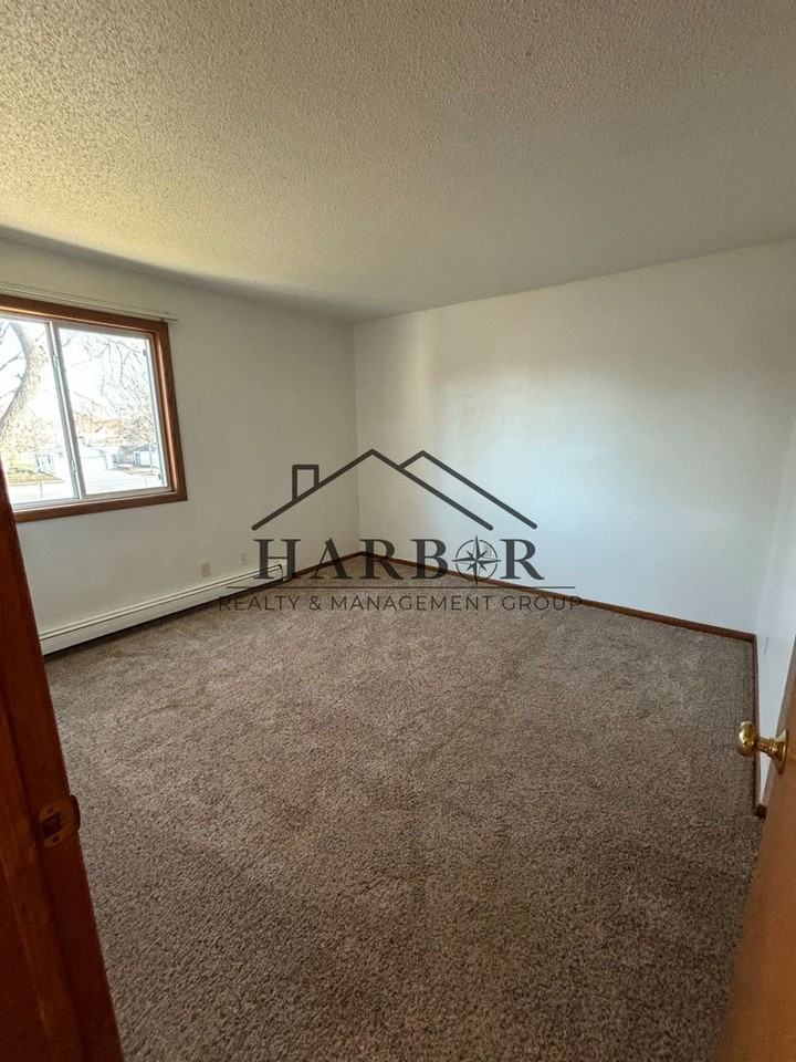 115 1st Ave Ne - Photo 3 of 6