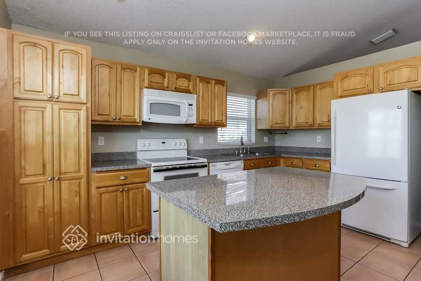 1369 Fairfax Cir E - Photo 5 of 20