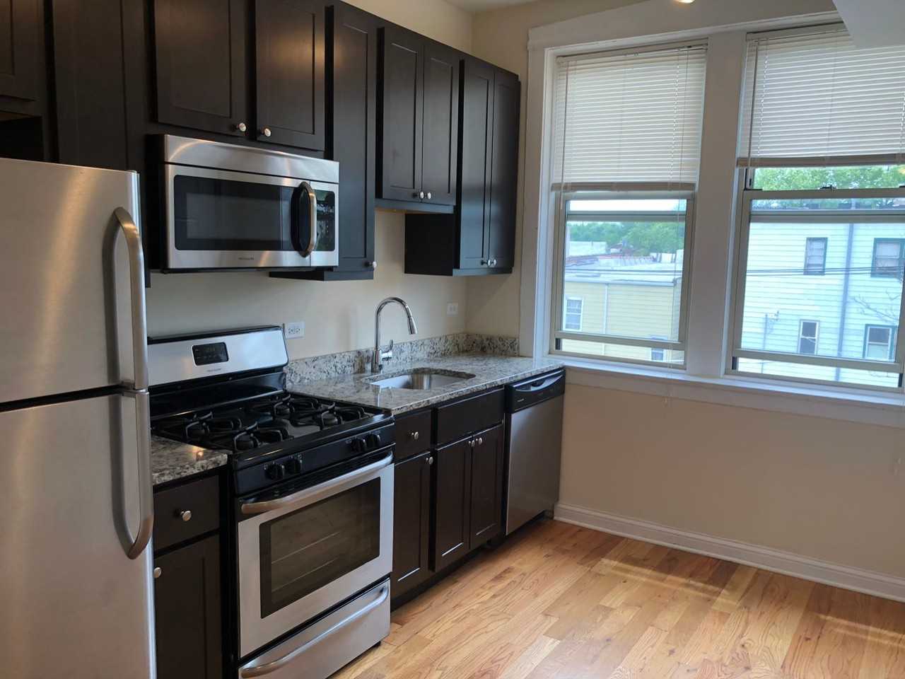 3539 W Ainslie St #3 - Photo 2 of 13