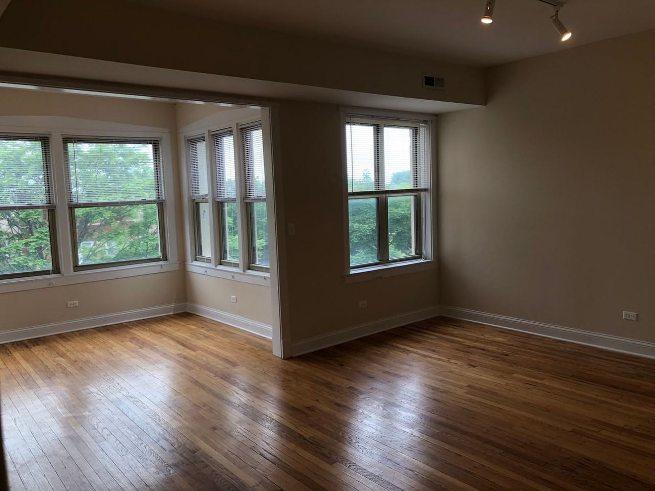3539 W Ainslie St #3 - Photo 3 of 13