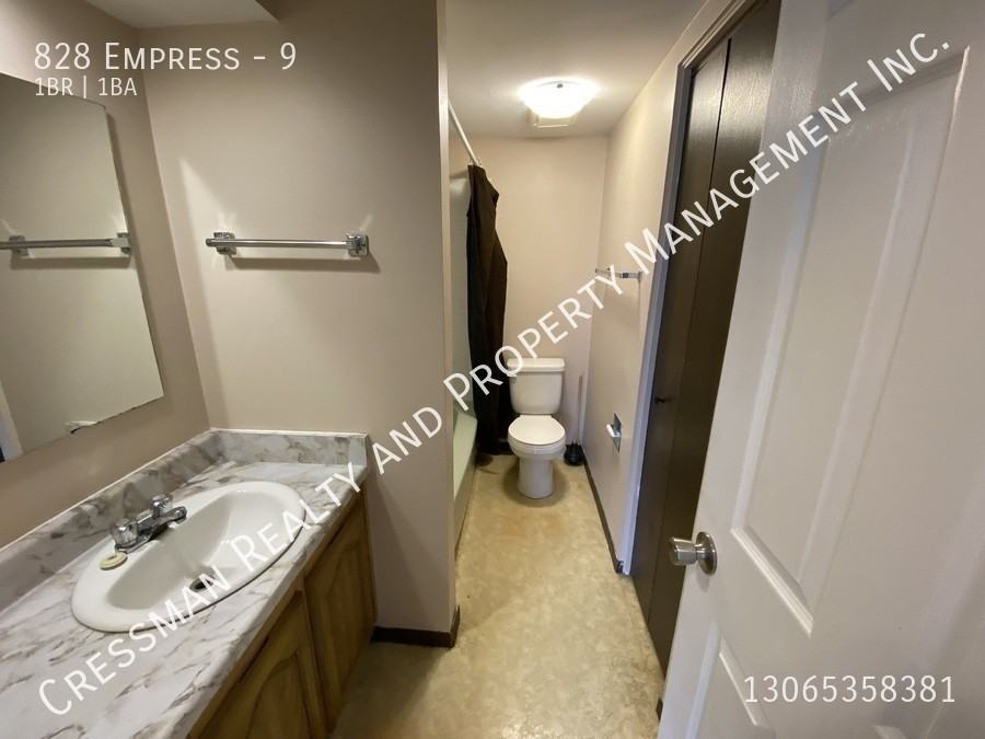 828 Empress St - Photo 4 of 5