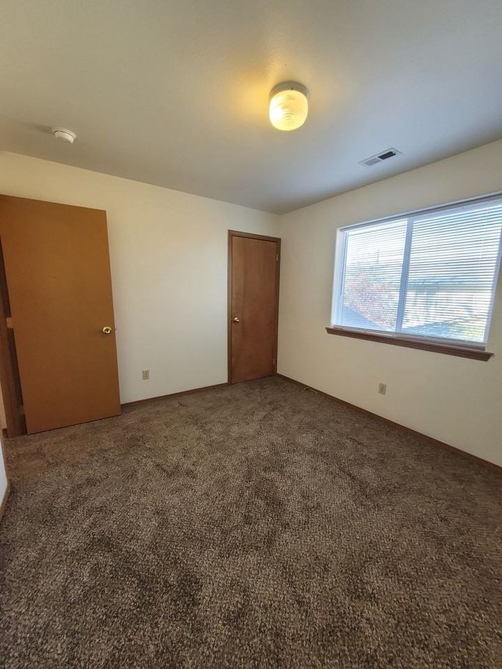 1830 W Crouse St - Photo 6 of 9
