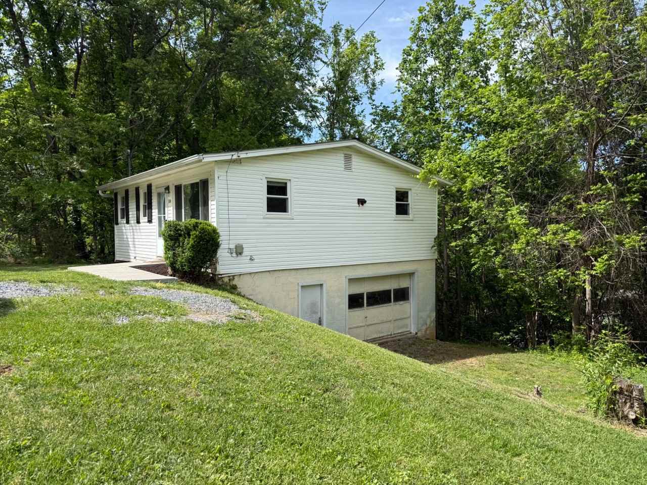 118 Rhody Dr - Photo 3 of 20