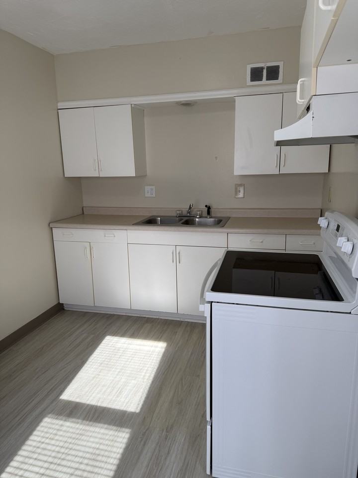 703 Skyline Dr #1 - Photo 3 of 8