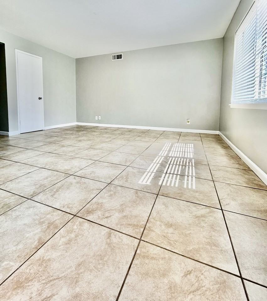 3802 Englewood Cir #3802 - Photo 2 of 22