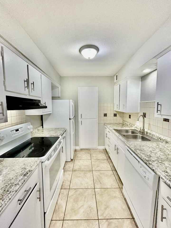 3802 Englewood Cir #3802 - Photo 4 of 22