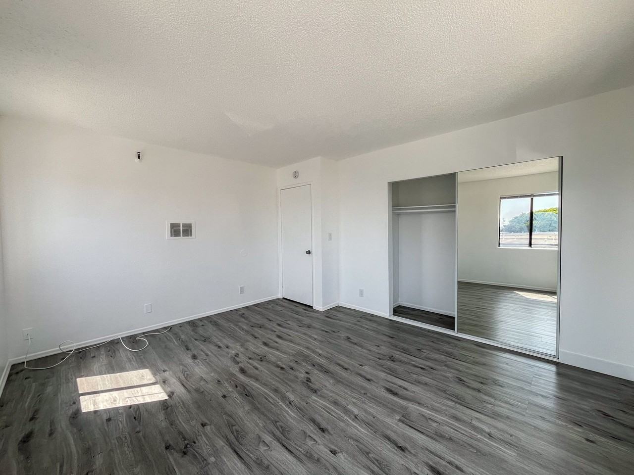11943 Grevillea Ave - Photo 3 of 7