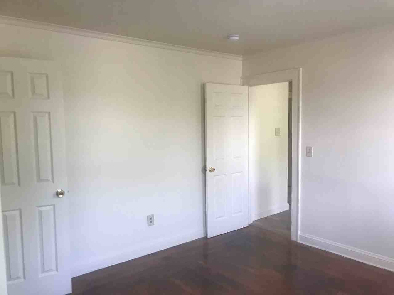 452-454 Thompson Ave - Photo 2 of 4
