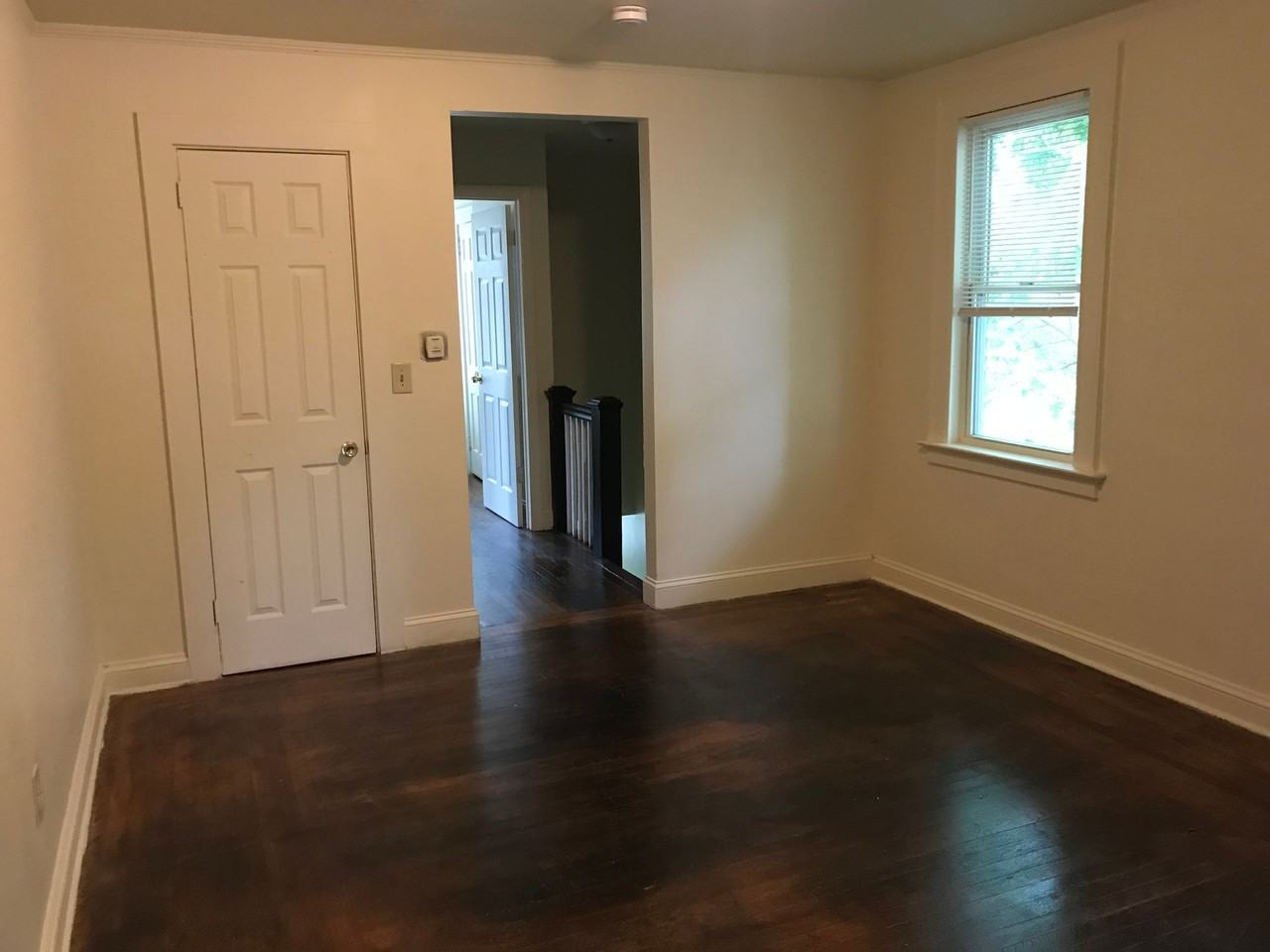 452-454 Thompson Ave - Photo 4 of 4